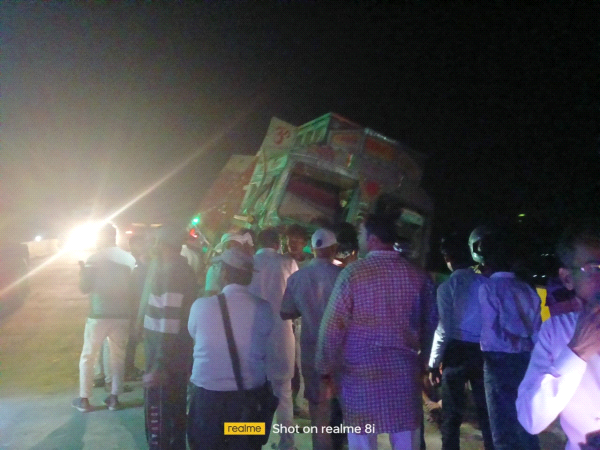सीमेंट क्लिंकर लादकर बिहार जा रहे ट्रक का अगला पहिया फटा अनियंत्रित ट्रक डिवाइडर में टकराया चालक घायल 
