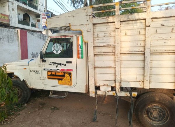 कायदे कानून से बेखौफ , गाड़ी पर एके-47 का स्टीकर लगाकर दबंगई का शौक