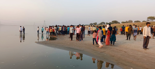 गंगा में स्नान करते वक्त तीन बच्चे डुबे एक का शव बरामद 