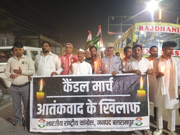 पहलगाम में मारे गए निर्दोष नागरिकों के सम्मान में कांग्रेस पार्टी ने निकाला कैंडल मार्च