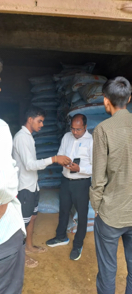 डीएपी खाद की ओवर रेटिंग पर बिक्री करने वाले दो दुकानों के गोदामों को उप निदेशक कृषि ने किया सीज 
