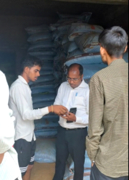 डीएपी खाद की ओवर रेटिंग पर बिक्री करने वाले दो दुकानों के गोदामों को उप निदेशक कृषि ने किया सीज 