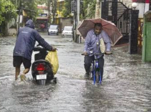 यूपी में भारी बारिश का कहर: कई मकान ढहे, किशोर की मौत; 22 जिलों में अलर्ट जारी