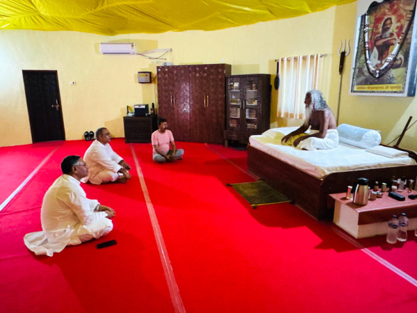 परमहंस आश्रम औरा पहुंचकर उत्तर प्रदेश सरकार के मंत्री ने संत से लिया आशीर्वाद 