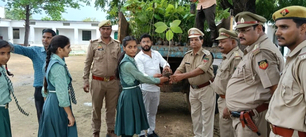 स्कूल चलो अभियान की रैली निकाल कर लोगों किया जागरूक।