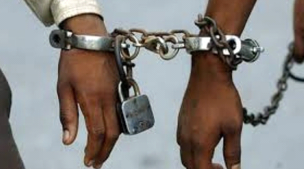 एक वारंटी को पुलिस ने गिरफ्तार कर भेजा ग्राम न्यायालय