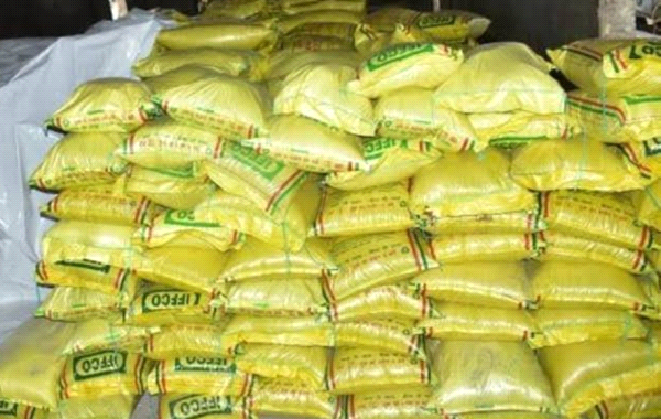जिला कृषि अधिकारी ने देवरी में खाद की शील दुकानों का लिया नमूना