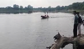 आगरा में यमुना नदी में कई लोगों के गिरने की सूचना से हड़कंप