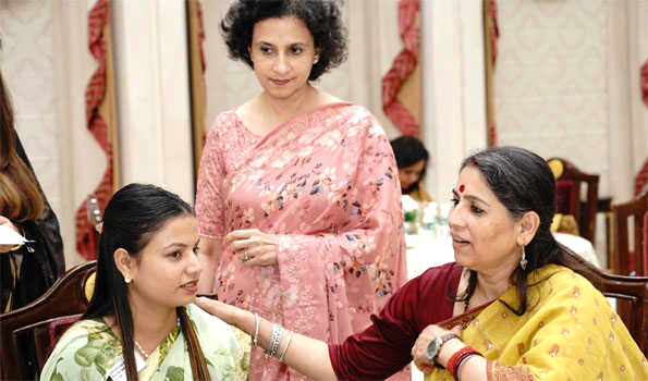 सेना और आवा ने वीर नारियों तथा वीर माताओं को सम्मानित किया