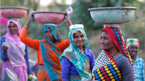 ग्रामीण महिलाओं की श्रम बल में बढ़ी भागीदारी