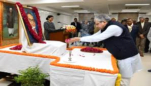केंद्रीय मंत्री अश्विनी वैष्णव ने महापरिनिर्वाण दिवस पर डॉ. बाबासाहेब अंबेडकर को पुष्पांजलि अर्पित की