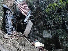 अरुणाचल में ट्रक खाई में गिरा, 21 की मौत