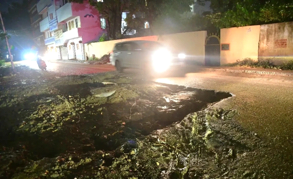 पटना में फिर सड़क धंसी! राजीवनगर में बड़ा हादसा टला, लोग बाल-बाल बचे
