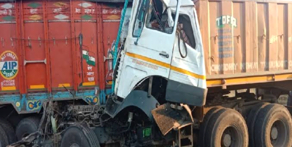 खड़ी ट्रक में पीछे से ट्रक ने मारी टक्कर चालक कि हुई मौत ख़लाशी जख्मी