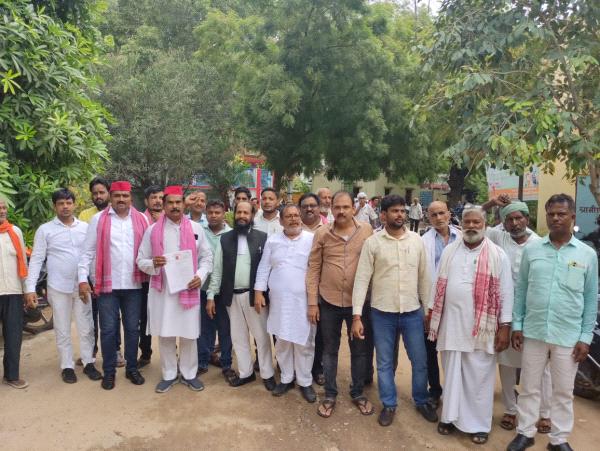 चुनार नगर सहित ग्रामीण क्षेत्रों की समस्याओं को लेकर सपा कार्यकर्ताओं ने दिया ज्ञापन