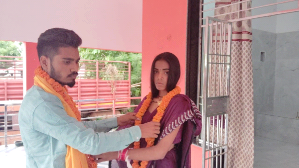 घर से भागे प्रेमी युगल कि राधा कृष्ण मंदिर पर कराई शादी