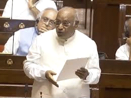 संसद सत्र में प्रधानमंत्री को देश में रहना चाहिए : कांग्रेस