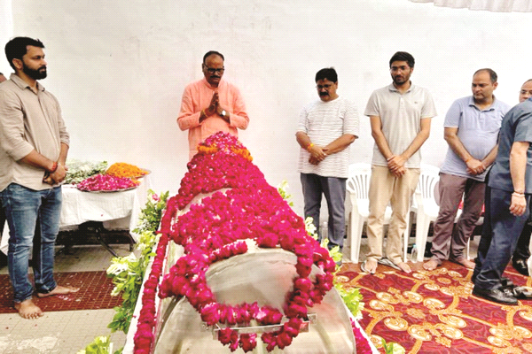 अब स्मृति शेष हो चुका वह मुस्कराता चेहरा ...