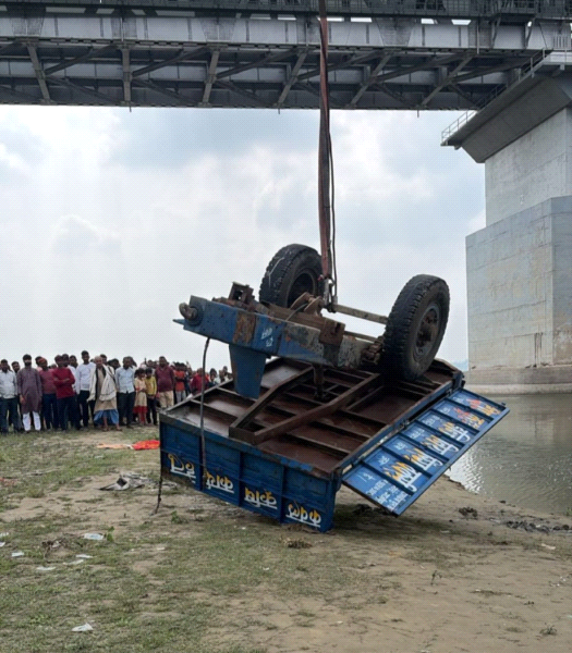 वीर अब्दुल हमीद सेतु पर हुए हादसे के 19 घंटे बाद बरामद हुआ टैक्टर व ट्राली