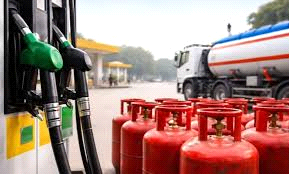 देश में पेट्रोल और डीजल का पर्याप्त भंडार,एलपीजी सिलेंडरों की आपूर्ति भी सामान्य : सरकार